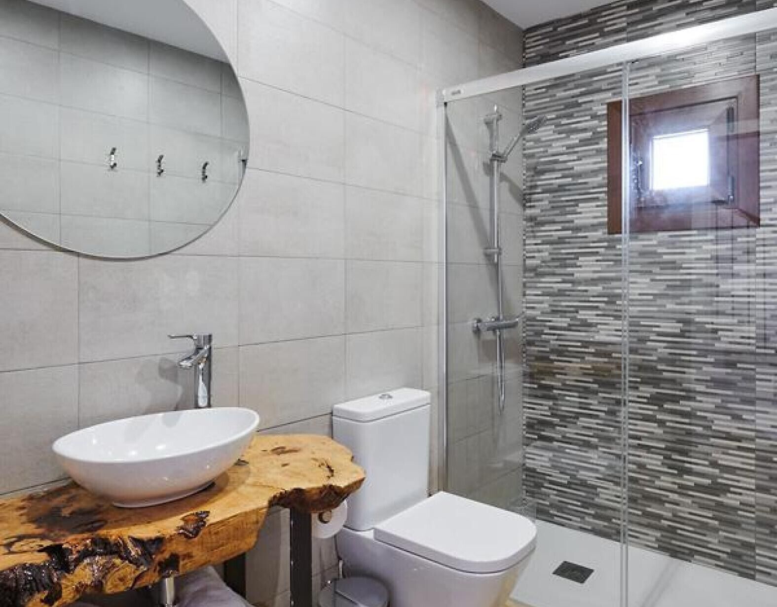 Een douche, een haardroger, handdoeken