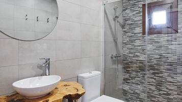 Een douche, een haardroger, handdoeken