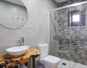 Chuveiro, secador de cabelo, toalhas de banho 