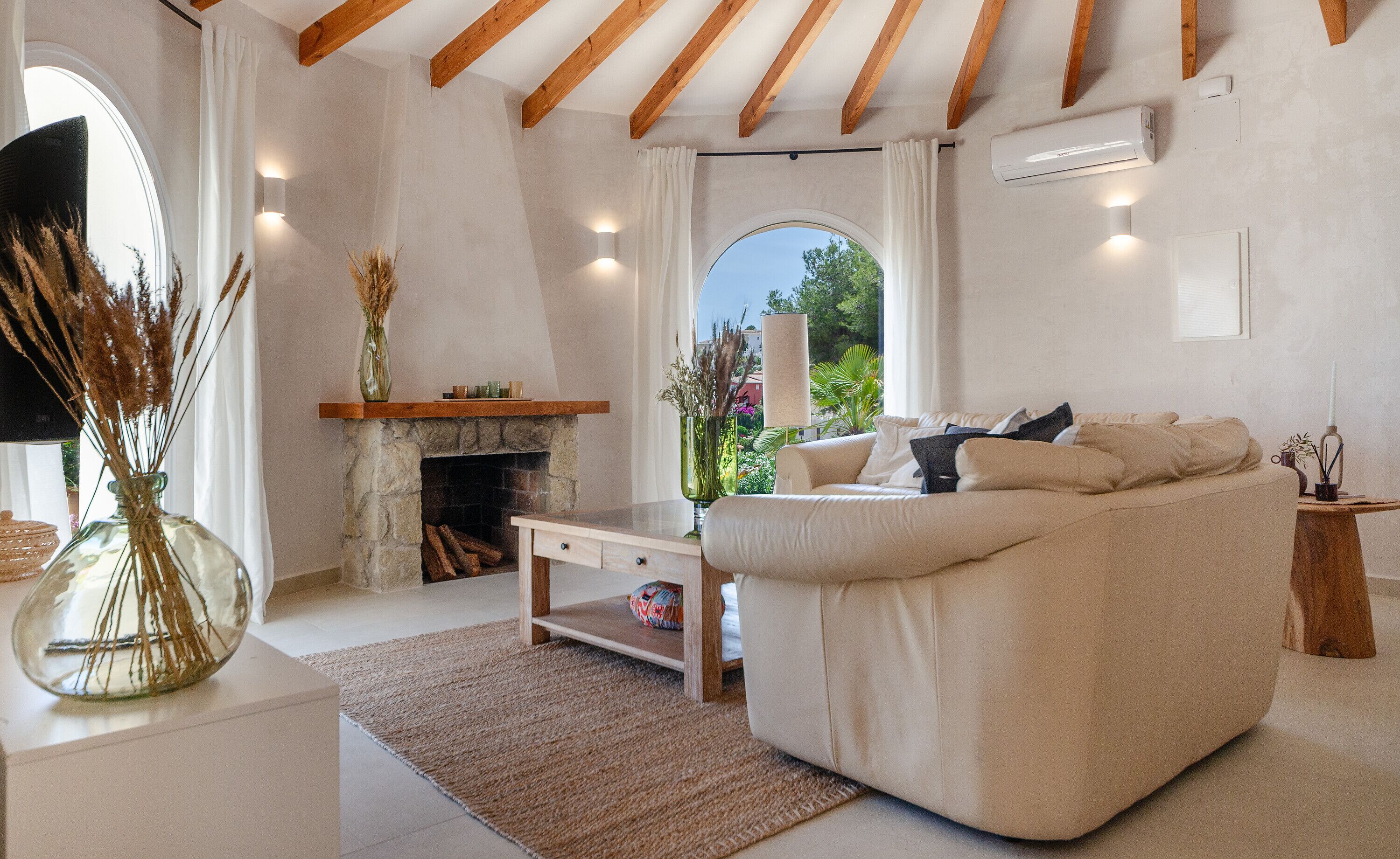 Een televisie en een open haard