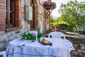 Outdoor dining - Country House 'El Llosín' with Private Terrace, Balcony and Wi-Fi (Ribadesella)