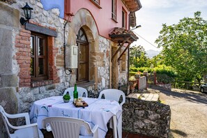 Outdoor dining - Country House 'El Llosín' with Private Terrace, Balcony and Wi-Fi (Ribadesella)