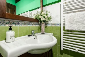 Shower, hair dryer, towels - Country House 'El Llosín' with Private Terrace, Balcony and Wi-Fi (Ribadesella)
