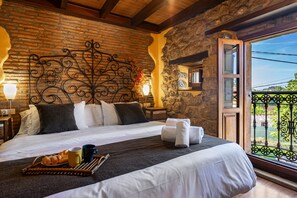 2 bedrooms, free WiFi, bed sheets - Country House 'El Llosín' with Private Terrace, Balcony and Wi-Fi (Ribadesella)