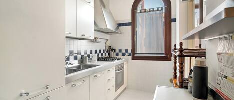 Fridge, oven, stovetop, coffee/tea maker