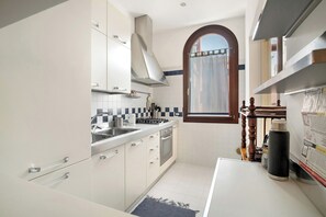 Fridge, oven, stovetop, coffee/tea maker - Apartment 'Campiello Del Spezier' with Wi-Fi and Air Conditioning (Venezia)