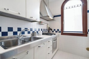 Réfrigérateur, four, plaque de cuisson, cafetière/bouilloire