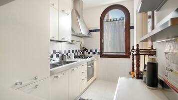 Frigorifero, forno, piano cottura, macchina per tè/caffè