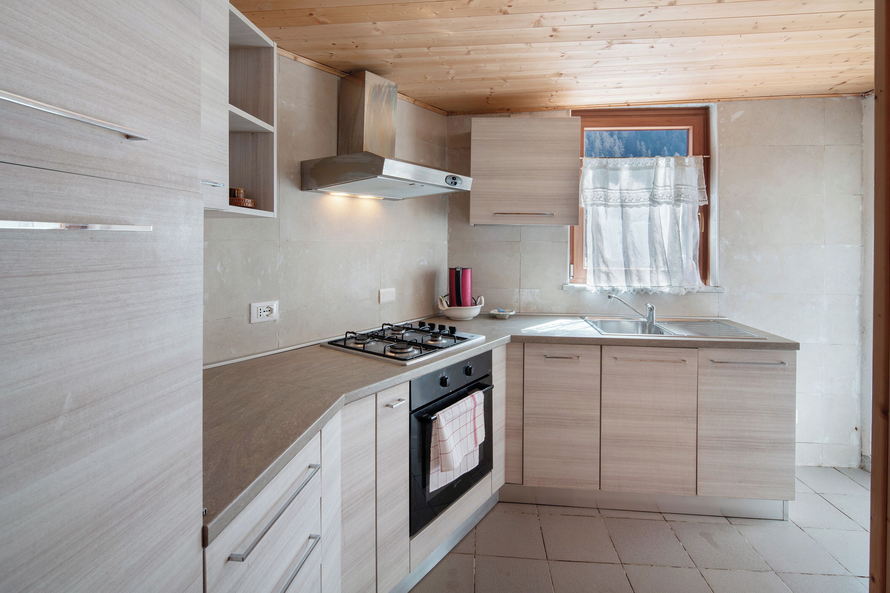 Kühlschrank, Ofen, Herdplatte, Wasserkocher