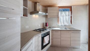 Kühlschrank, Ofen, Herdplatte, Wasserkocher