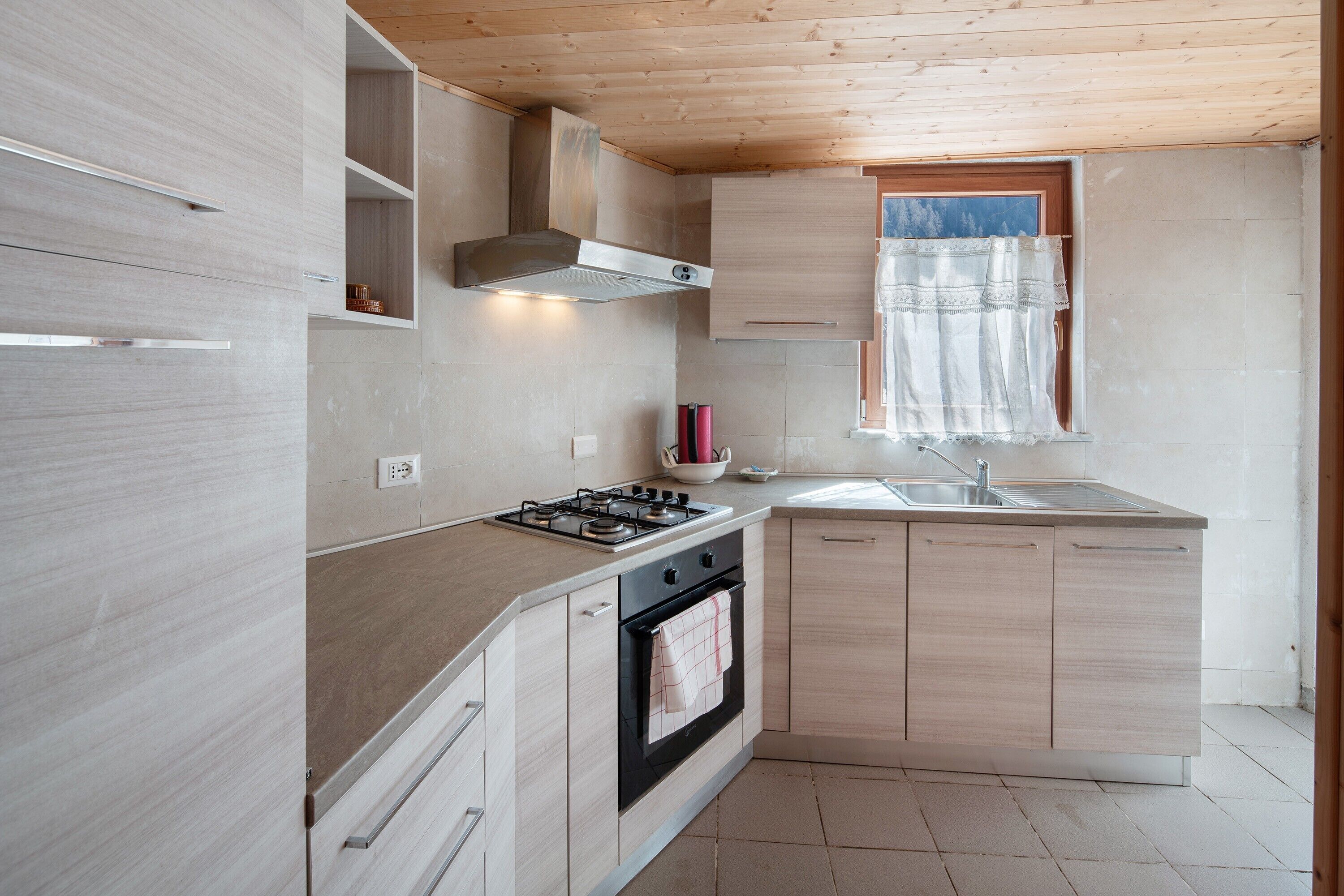 Kühlschrank, Ofen, Herdplatte, Wasserkocher