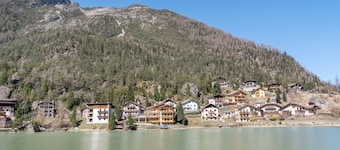 Apartment 'La Busa' with Lake View, Private Garden and Wi-Fi
