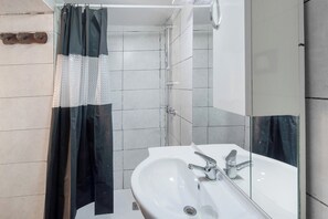 Bathroom - Apartment 'La Busa' with Lake View, Private Garden and Wi-Fi (Masaré)