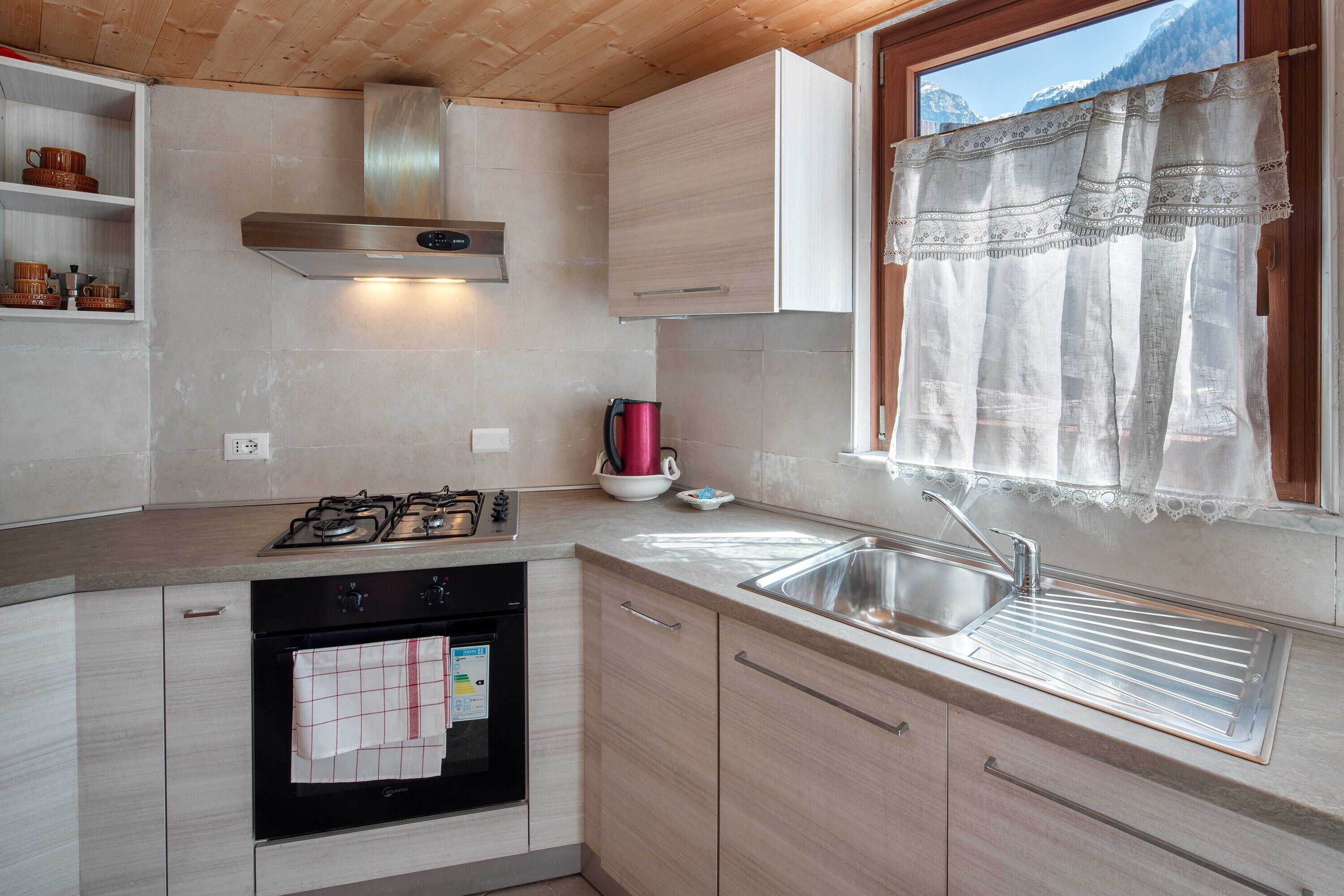 Frigorifero, forno, piano cottura, bollitore elettrico