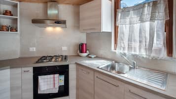 Frigorifero, forno, piano cottura, bollitore elettrico