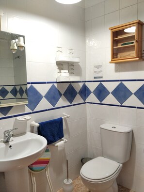 Regadera, secadora de cabello, toallas 