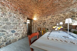 Dining - Room 'Camera 1S' with Shared Terrace and Balcony (Loculi)