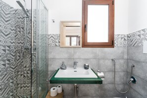 Shower, hair dryer, towels - Room 'Camera 1S' with Shared Terrace and Balcony (Loculi)