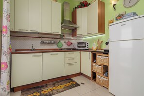 Frigorifero, forno, piano cottura, lavastoviglie