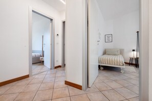 3 makuuhuonetta, silitysrauta/-lauta, ilmainen Wi-Fi, vuodevaatteet