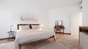 3 bedrooms, iron/ironing board, WiFi (free), bed sheets