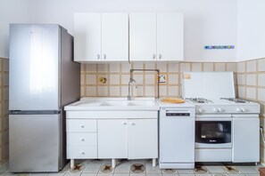 Frigorifero, microonde, forno, piano cottura