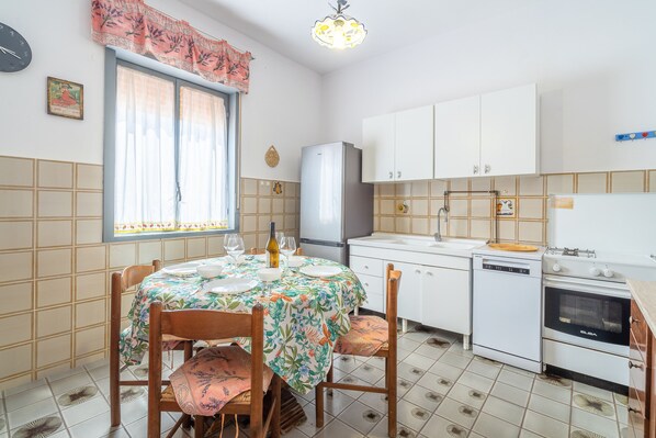 Frigorífic, microones, forn i placa de cuina 