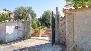 A gated entrance with stone walls, a metal gate, and a staircase leading to a building. - Country House 'Casa Susanna' with Mountain View, Wi-Fi and Air Conditioning (avola)