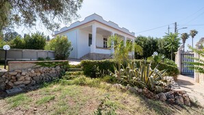 A white house with a stone wall and a garden with cacti and shrubs. - Country House 'Casa Susanna' with Mountain View, Wi-Fi and Air Conditioning (avola)