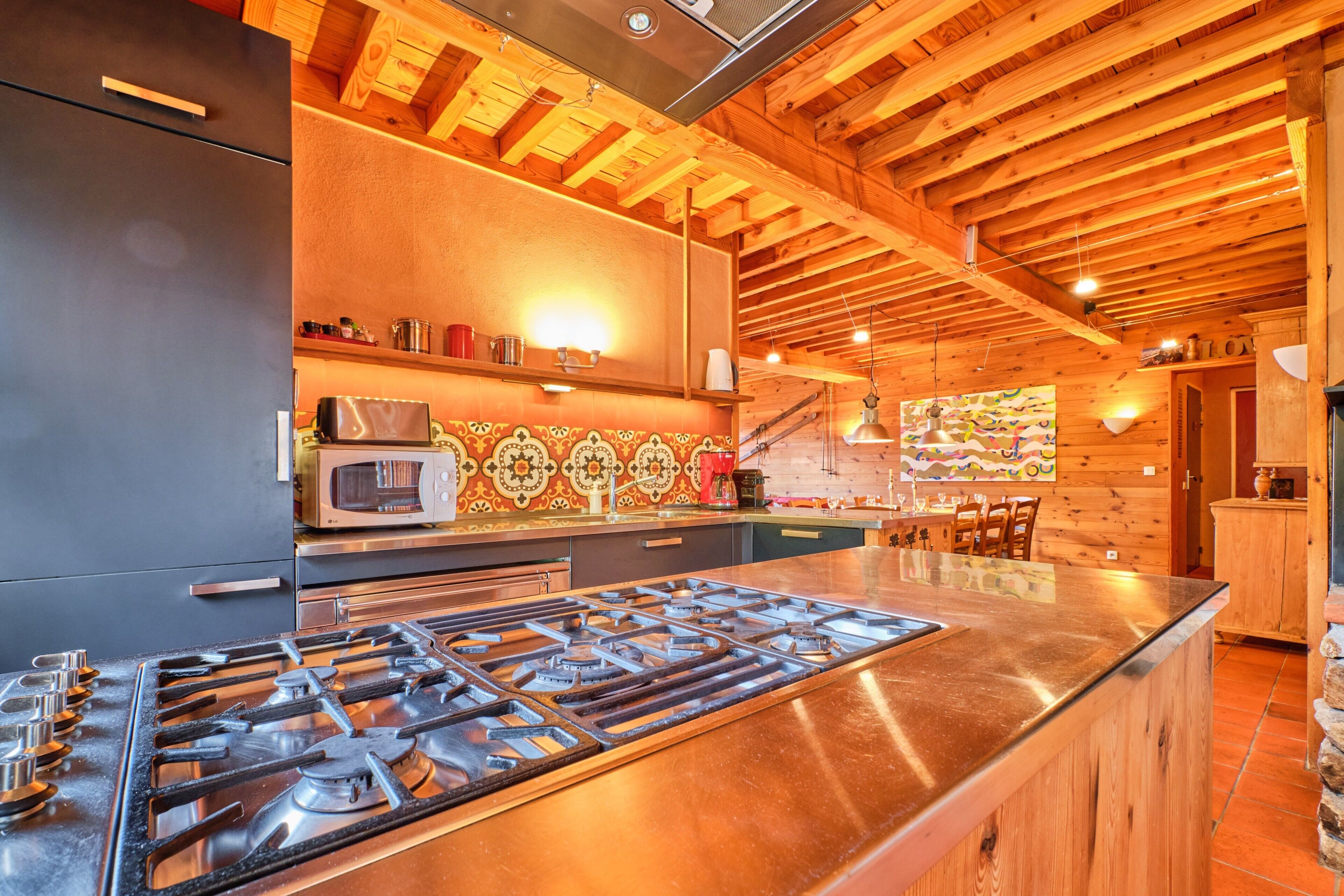 Kylskåp, mikrovågsugn, ugn och spishäll