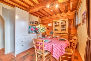 Dining - Apartment 'La Forêt' with Mountain View, Balcony and Wi-Fi (Villard-Reculas)