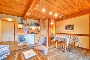 Dining - Apartment 'Petit Prince' with Mountain View, Balcony and Wi-Fi (Villard-Reculas)