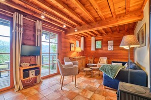 Televisio, takka, DVD-soitin, stereot