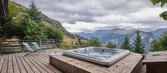 Chalet 'Il Fera Beau Demain' with Mountain View, Private Terrace and Wi-Fi