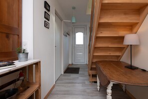 Interior - Holiday Home 'Ty Eole Maison Tout Confort 10p' with Private Terrace, Private Garden and Wi-Fi (Quiberon)