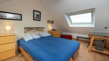 4 bedrooms, iron/ironing board, free WiFi, bed sheets
