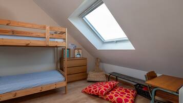 4 bedrooms, iron/ironing board, free WiFi, bed sheets