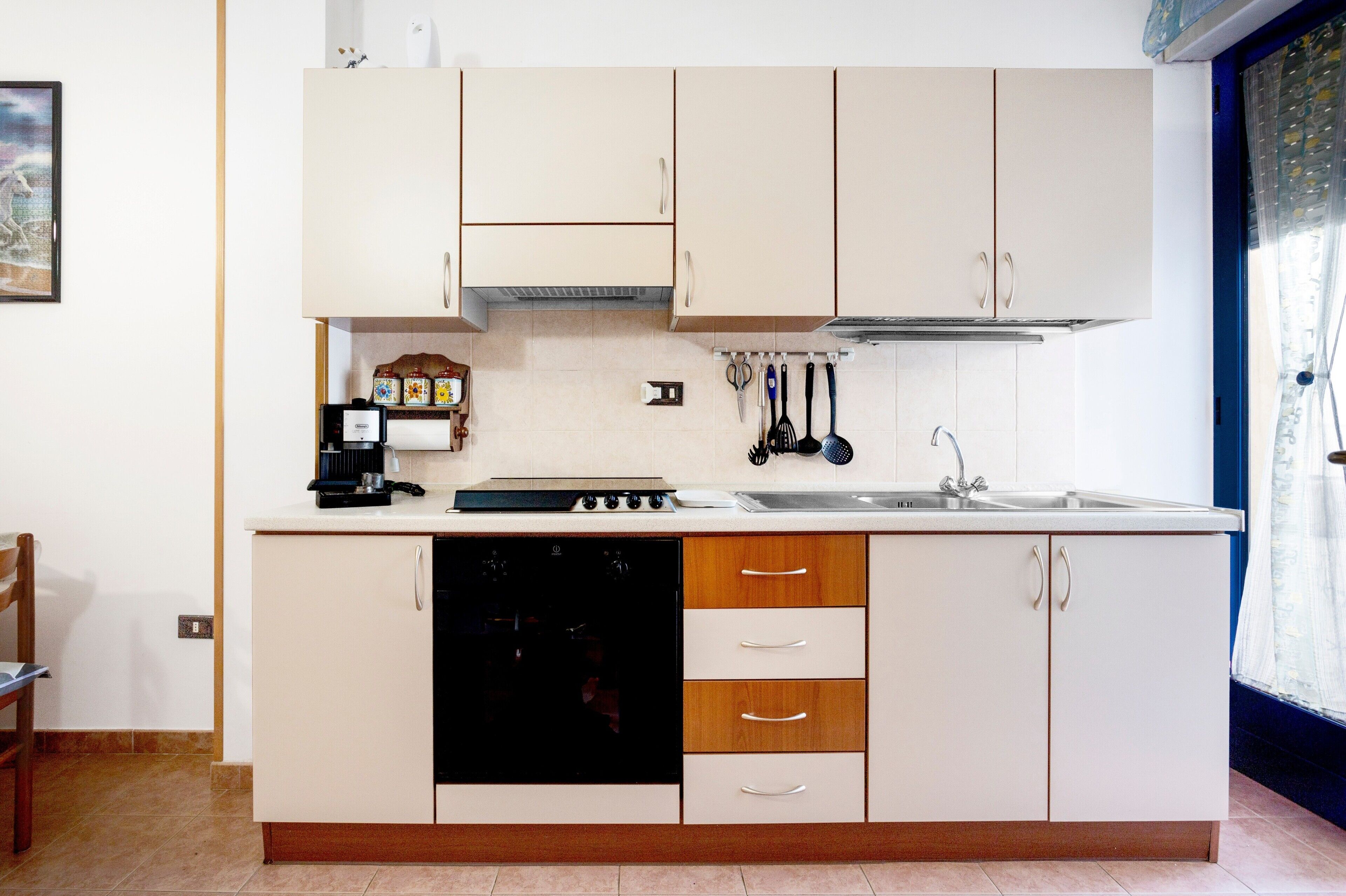 Coffee/tea maker, fridge, oven, stovetop