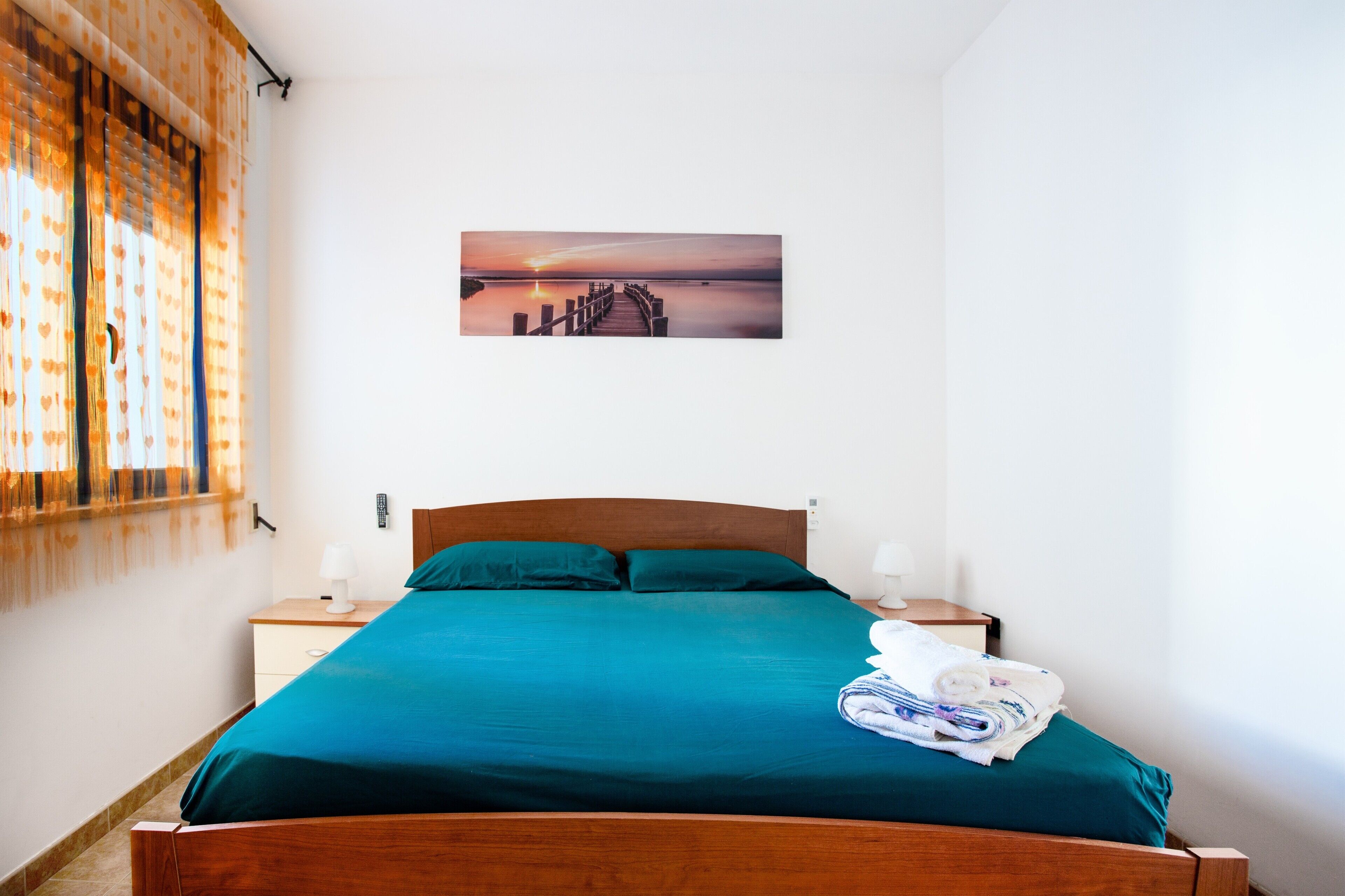1 quarto, ferros/tábuas de passar roupa, roupa de cama