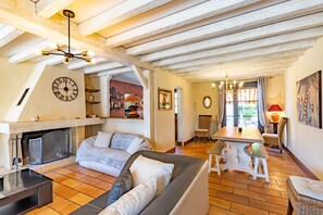 Televisión, chimenea, videojuegos y reproductor de DVD 