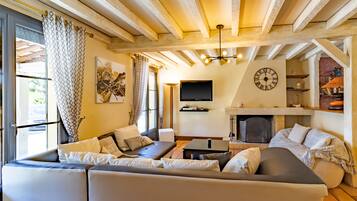 Fernseher, Kamin, Videospiele, DVD-Player