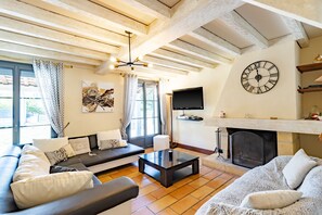 TV, fireplace, video games, DVD player - Exceptional Stay in Sarlat – House with Private Pool and Large Garden (Sarlat-la-Canéda)