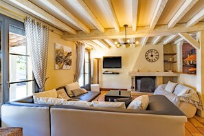 Televisión, chimenea, videojuegos y reproductor de DVD 