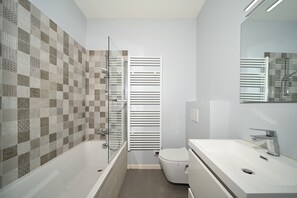 Douche, sèche-cheveux, serviettes fournies