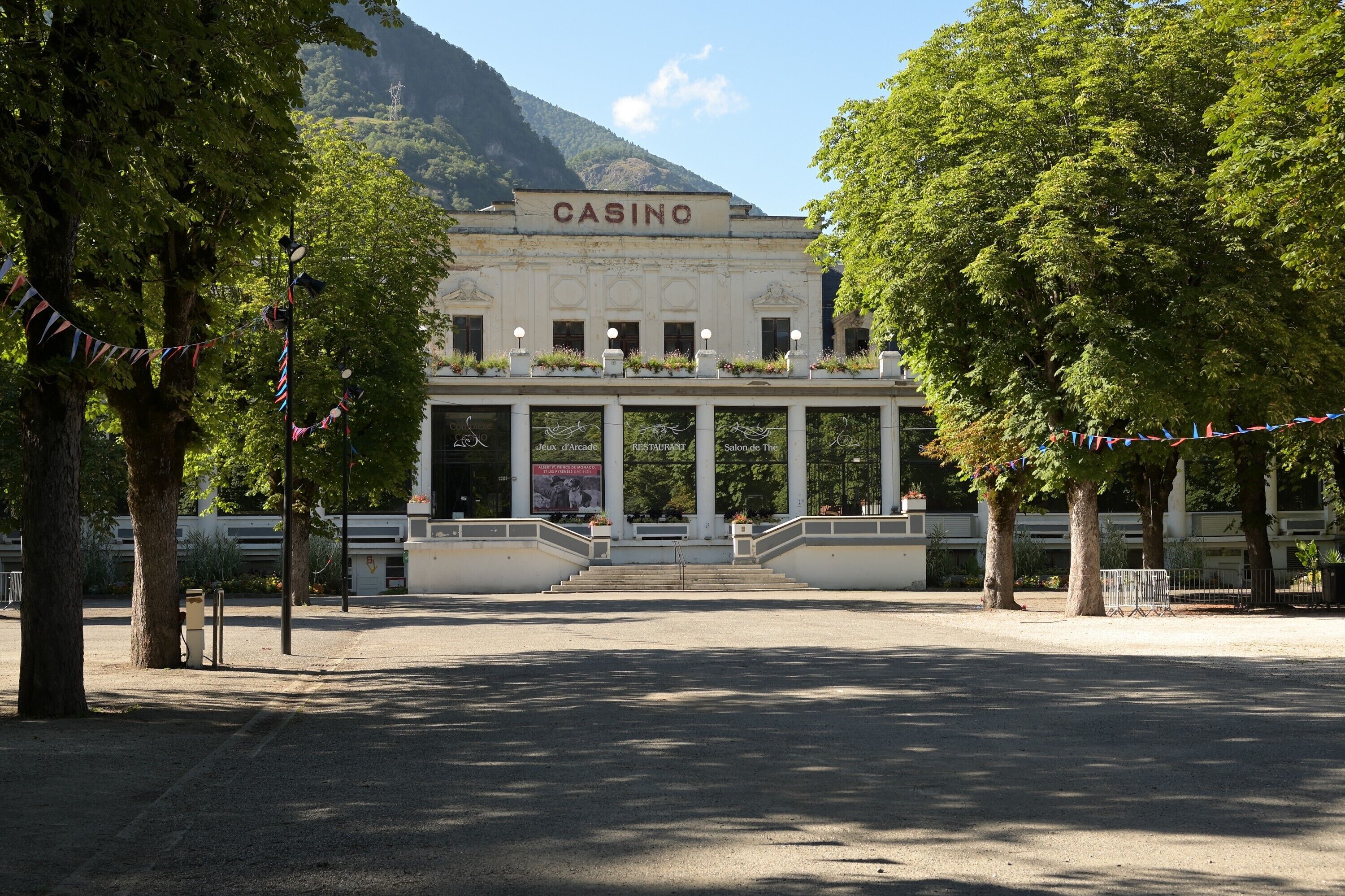 Un bâtiment portant l’inscription « CASINO », doté d’une entrée couverte et d’un escalier menant à l’entrée.