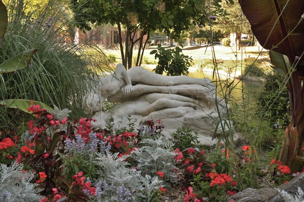 Property grounds - Apartment 'Le Lac' with Mountain View, Shared Garden and Wi-Fi (Bagnères de Luchon)
