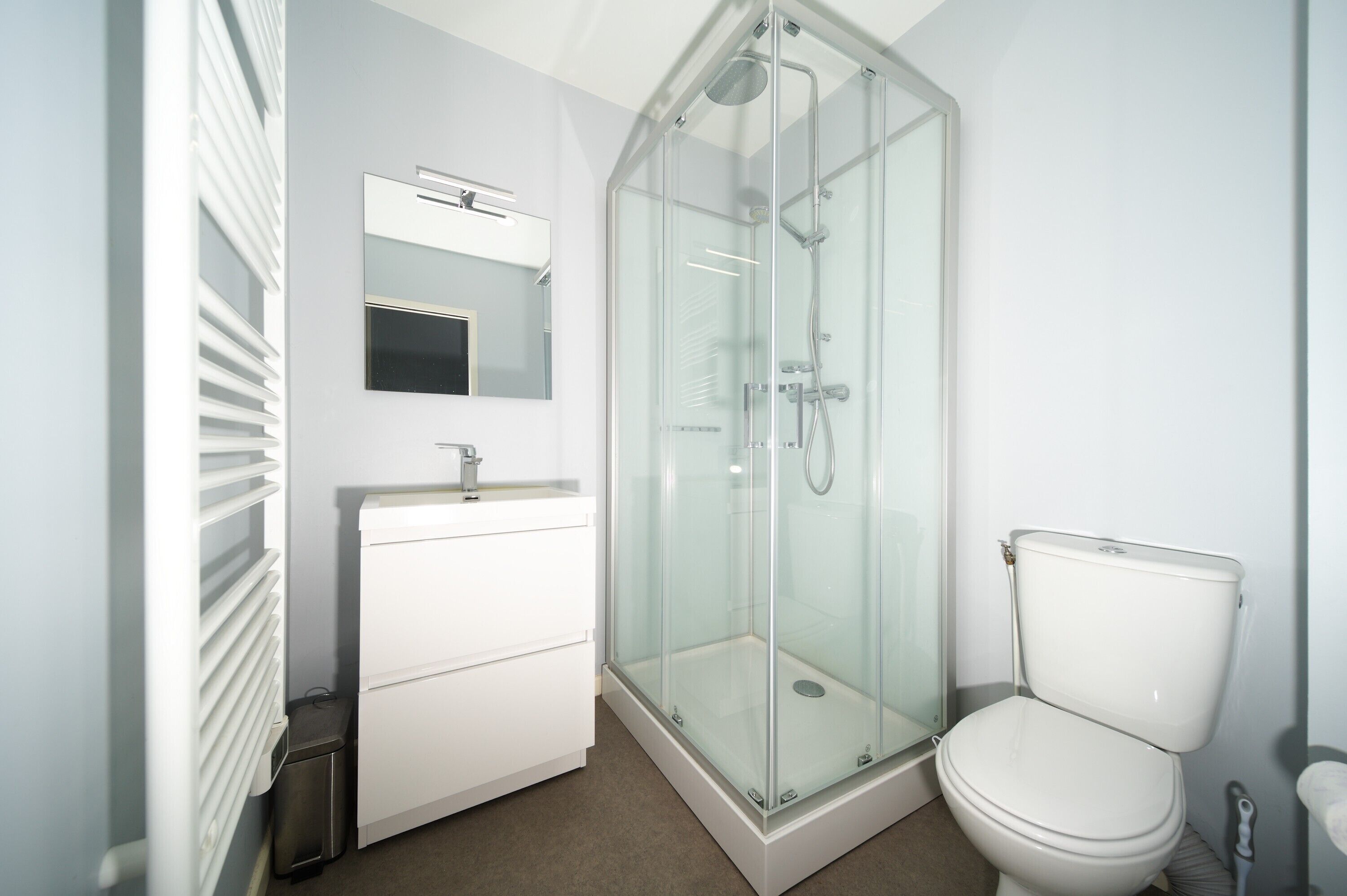 Dusche, Haartrockner, Handtücher