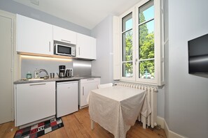Fridge, microwave, stovetop, coffee/tea maker - Apartment 'Le Lac' with Mountain View, Shared Garden and Wi-Fi (Bagnères de Luchon)