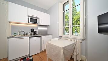 Frigorifero, microonde, piano cottura, bollitore elettrico