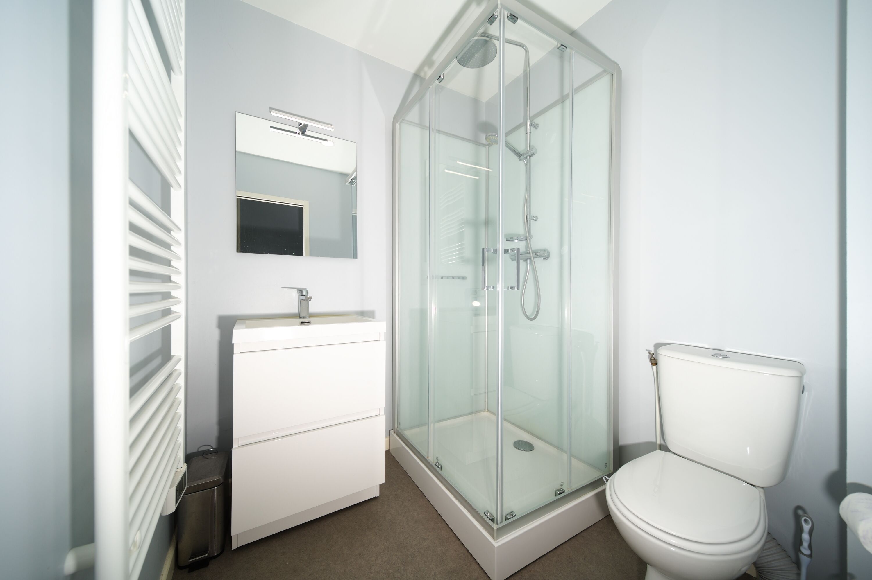 Douche, sèche-cheveux